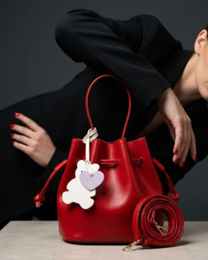 Kırmızı Mini Bucket Çanta – Ayıcık Aksesuarlı, Uzun Askılı